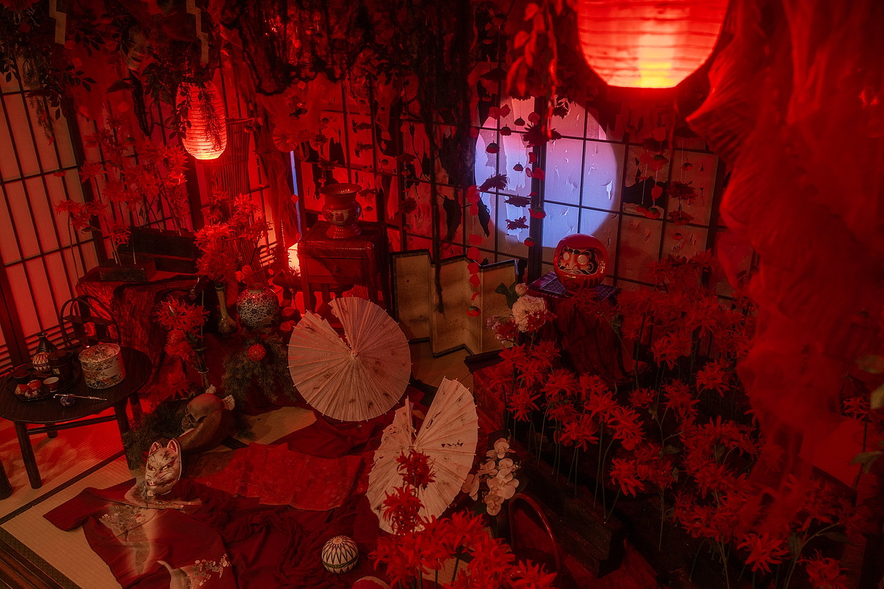 彼岸花の間